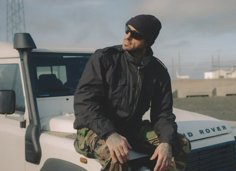 Куртка M65 оснащена четырьмя большими карманами спереди.