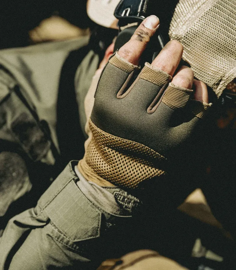 Half Finger Mk2 — это специализированные перчатки, созданные для любителей стрельбы, которые ценят удобство и надёжный хват оружия.
